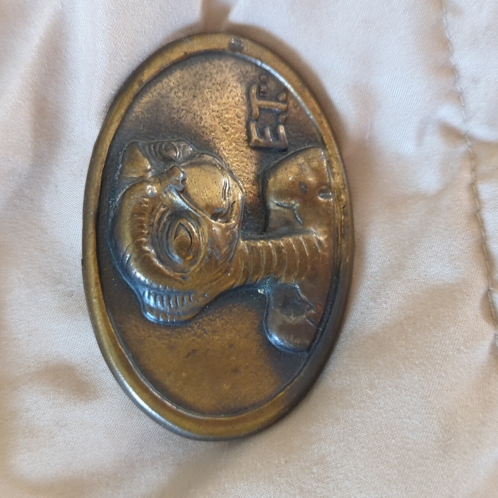 E.T. vintage belt buckle small